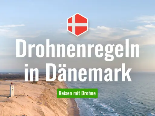 Drohnenregeln in Dänemark: Ein Leuchtturm an der Küste und die dänische Flagge. Reisen mit Drohne in Dänemark.