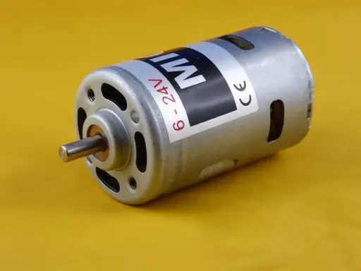 Kleiner bürsten elektromotor mit 6-24V, bereit für neue Projekte.