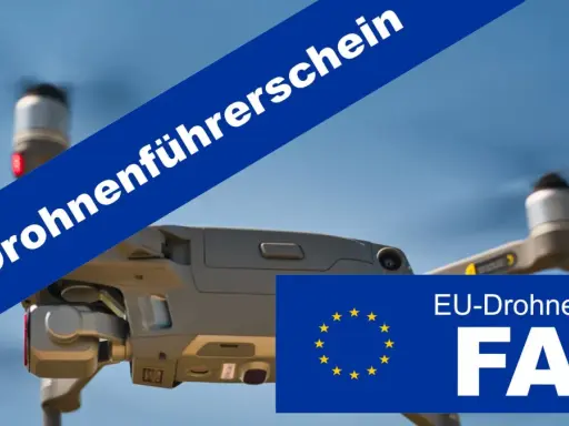 Drohne im Flug mit blauem Band "EU-Drohnenführerschein" und EU-Flagge mit "EU-Drohnenregeln FAQ".