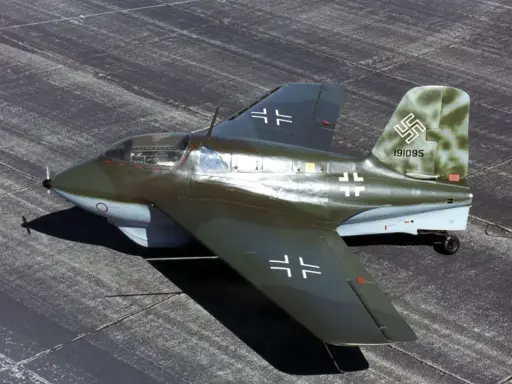 Ein Messerschmitt Me 163 Komet, ein Raketenjäger, steht auf einem Flugplatz.
