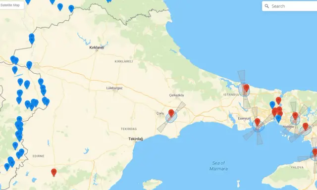 Karte der Türkei mit blauen und roten Markierungen, die auf mögliche Standorte von Drohnen hinweisen.