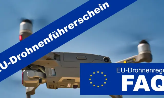 Drohne im Flug mit blauem Band "EU-Drohnenführerschein" und EU-Flagge mit "EU-Drohnenregeln FAQ".