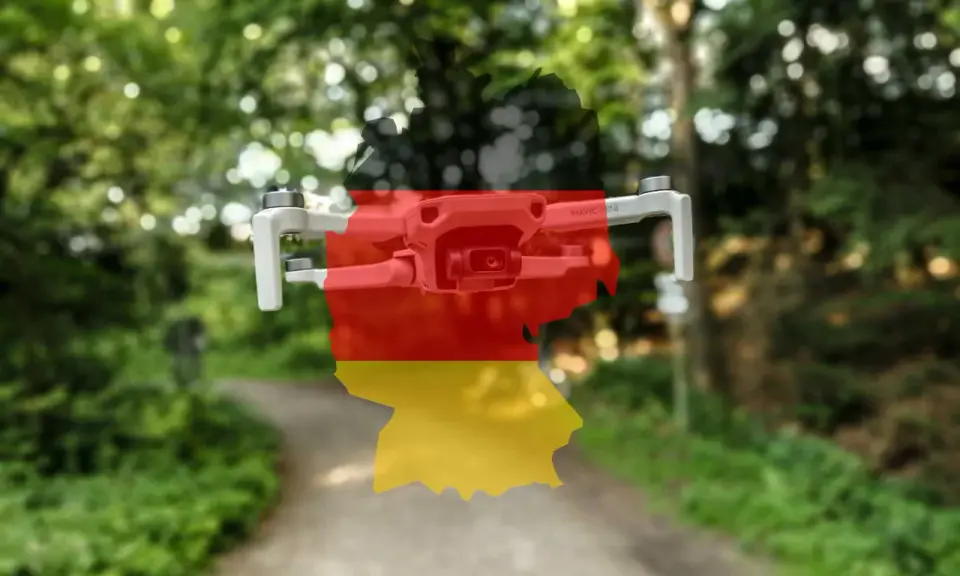Drohne mit Deutschlandkarte und Flagge, bereit für den c1 Drohnenführerschein.