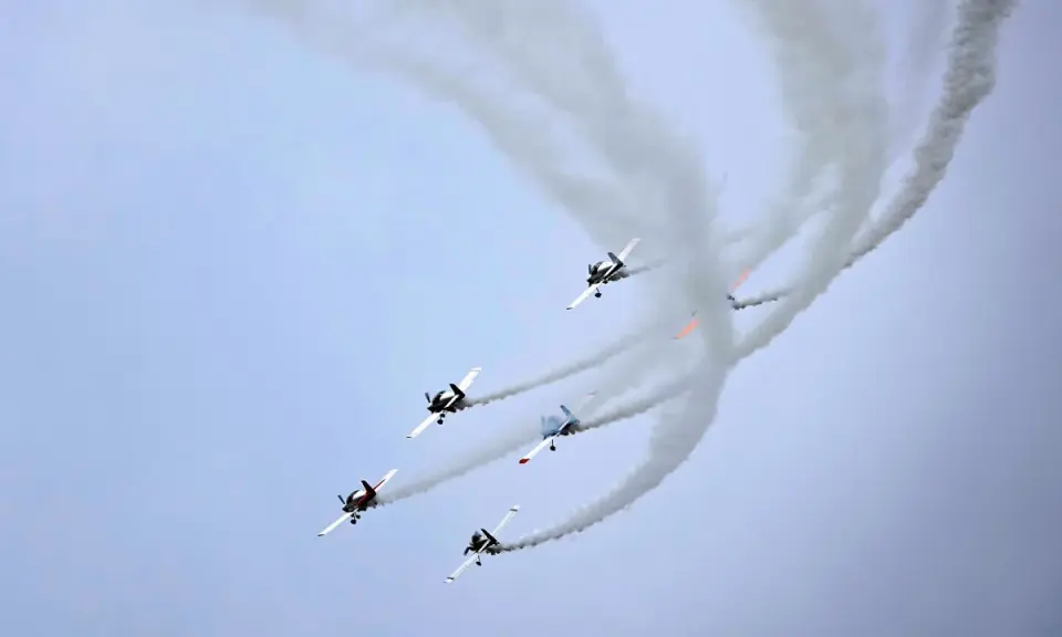 Sechs Flugzeuge ziehen Rauchschwaden hinter sich her, ein beeindruckendes Schauspiel bei einer Flugshow in Deutschland.