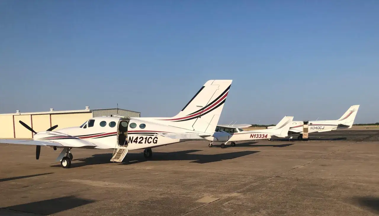 Mehrere weiße Cessna zweimotorig Flugzeuge stehen auf dem Flugplatz.