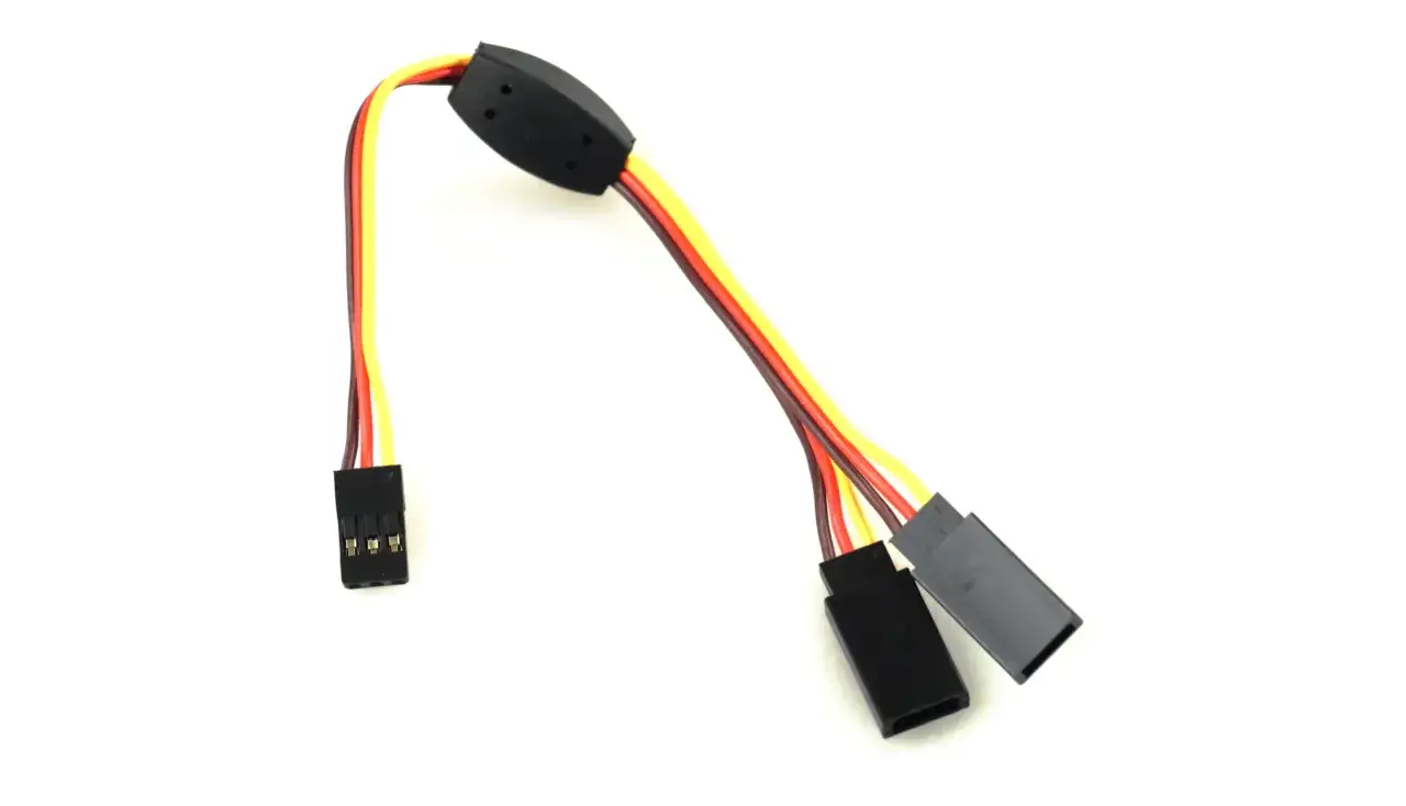 Ein Y-Kabel mit drei Leitungen (rot, gelb, braun) und zwei schwarzen Steckern, das an einem Ende in einen einzelnen Stecker mündet. Ideal für den Anschluss mehrerer Servos, wie sie bei dean stecker-Systemen üblich sind.