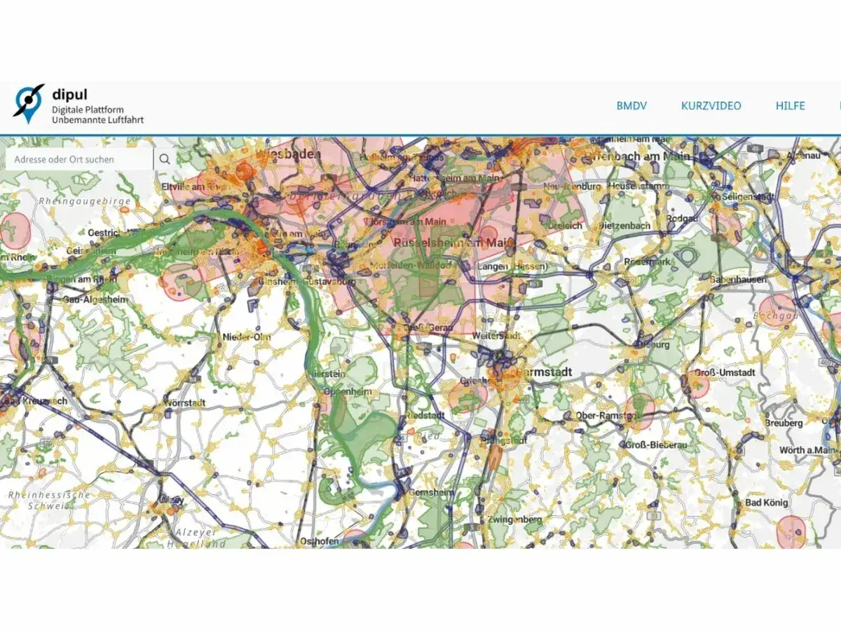 Digitale Karte zeigt Flugverbotszonen und Flugbeschränkungen für Drohnen. Die Drohnen Richtlinien sind visuell dargestellt.
