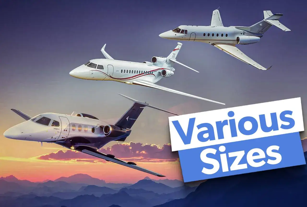 Drei privatjets modelle in verschiedenen Größen fliegen über einer Berglandschaft bei Sonnenuntergang.