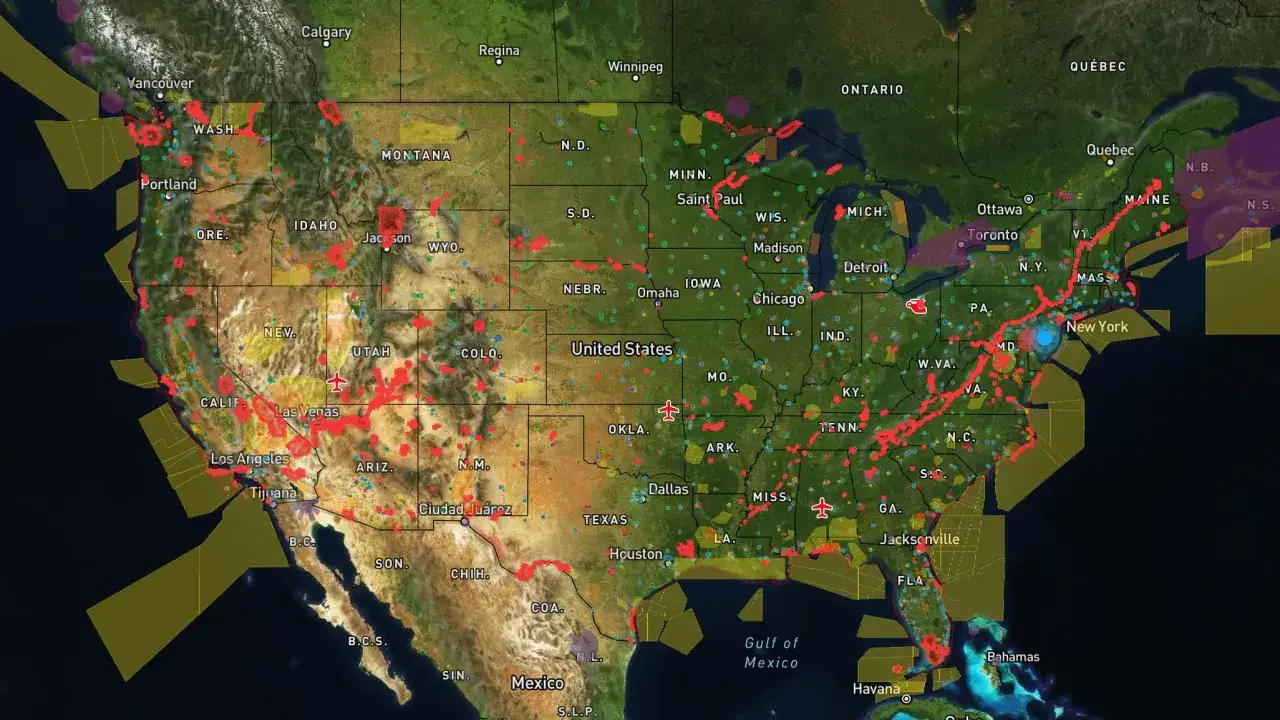 Karte der USA mit roten Markierungen, die zeigen, wo Drohnen fliegen. Gelbe Zonen markieren Flugverbotszonen.