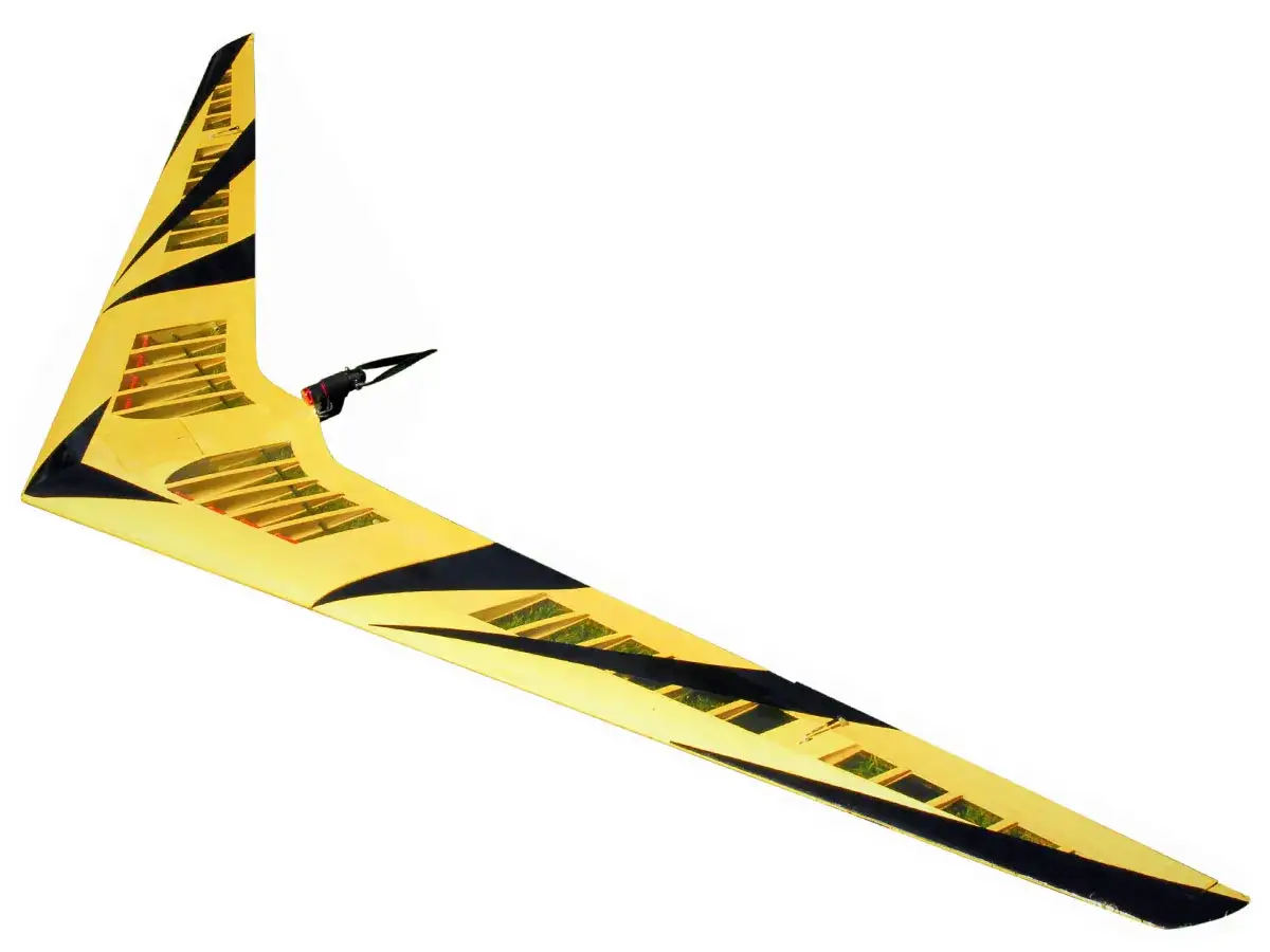 Ein gelbes flying wing Modellflugzeug mit schwarzen Streifen und sichtbaren Rippen.