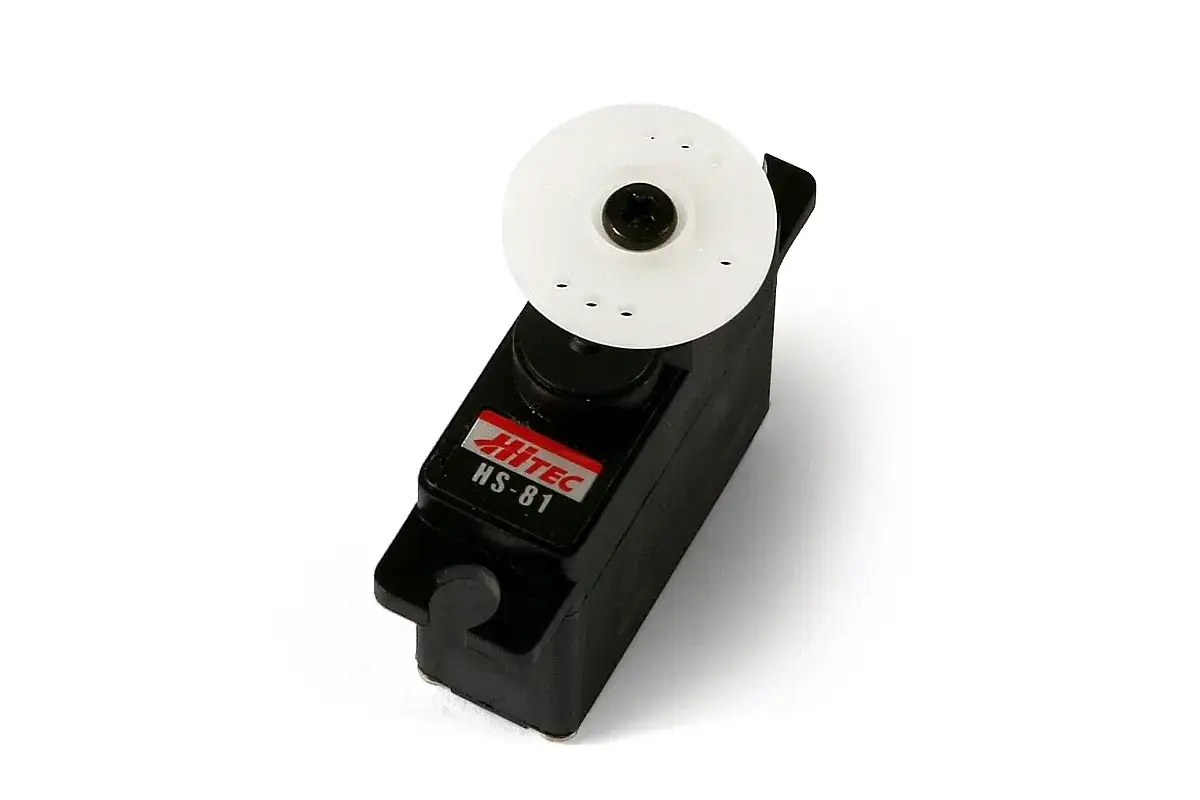 Kleiner, schwarzer Servomotor Hitec HS-81 mit weißem Servohebel.