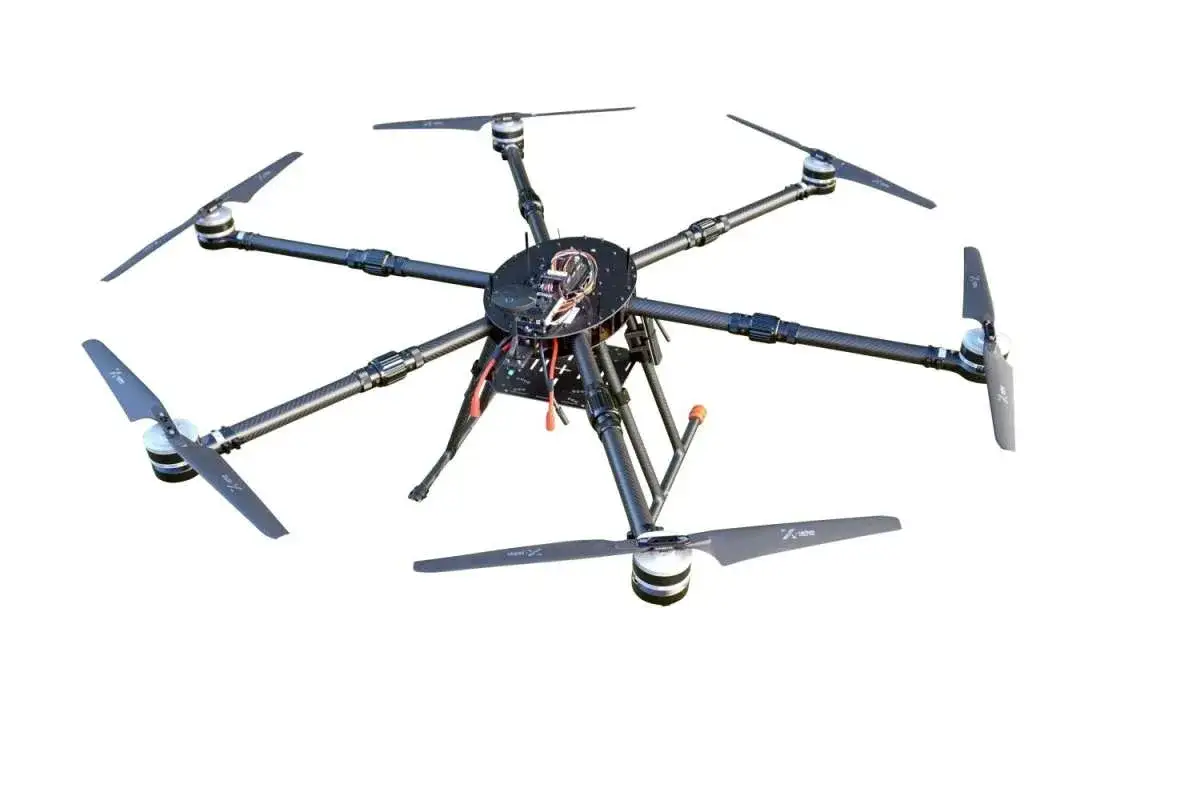 Acht Propeller sind an einem zentralen Gehäuse befestigt, das die Elektronik einer raptor drohne beherbergt.
