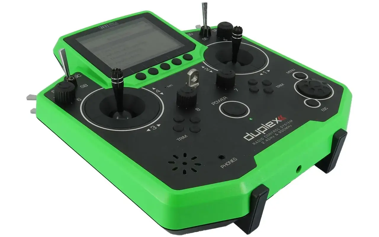 Grüner Jeti line Sender mit Joysticks, Knöpfen und Display für Modellbau.
