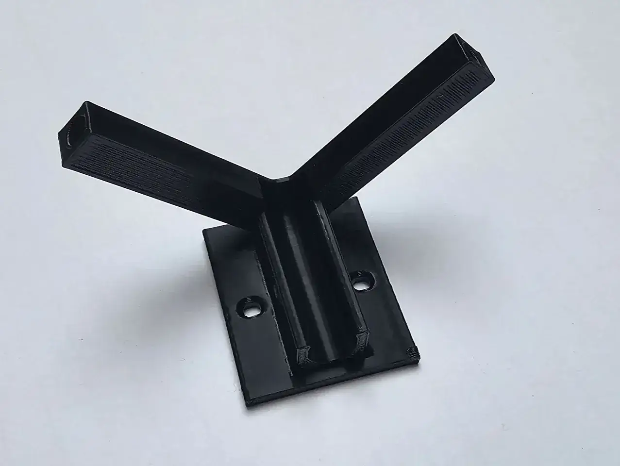 Schwarze, Y-förmige Halterung für eine Antenne, 3D-gedruckt, mit zwei Öffnungen zur Befestigung.