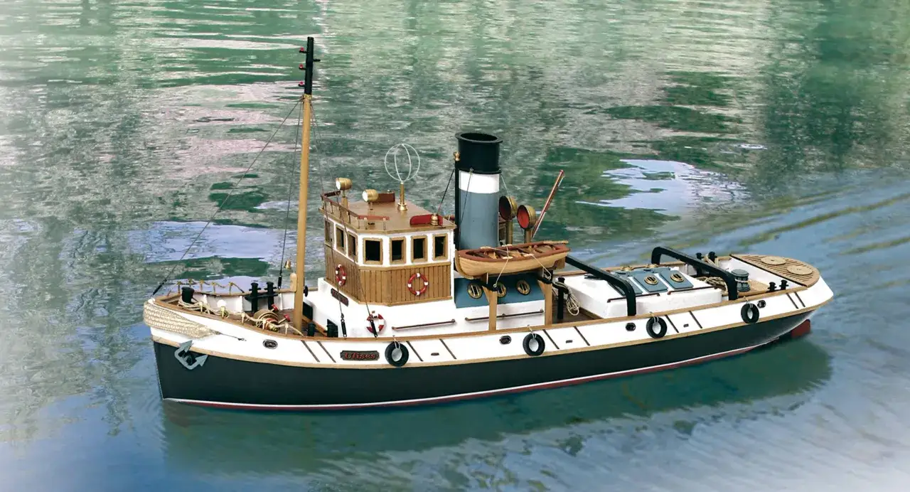 Detailgetreue bootsmodelle: Ein detailreiches Modell eines Schleppers mit Holzaufbau und Beiboot, schwimmt auf ruhigem Wasser.