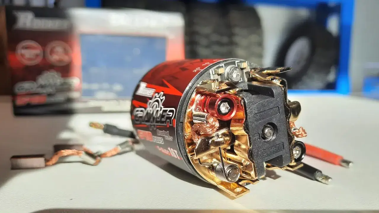 Ein aufgeschnittener Elektromotor mit sichtbaren Bürsten und Spulen. Ein Blick auf die Technik, die bei der Entscheidung für oder gegen einen Elektromotor hilft, wie in einer vor- und nachteile elektromotor tabelle.