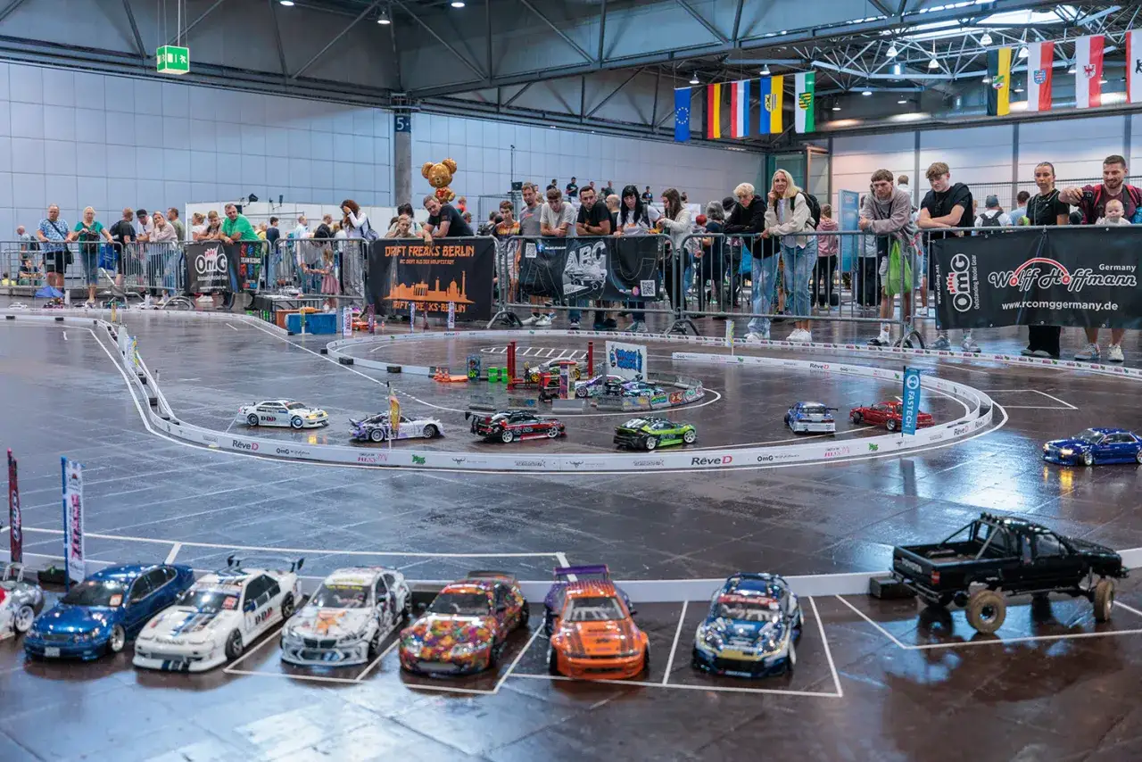 RC-Autorennen auf der Hobby Messe Leipzig. Viele Zuschauer bestaunen die detailgetreuen Modelle auf der Rennstrecke.