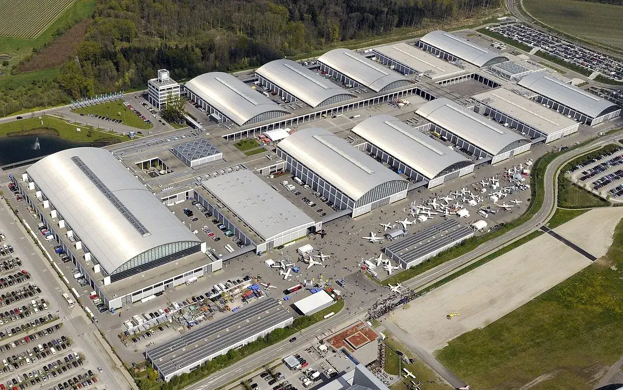 Luftaufnahme eines Messegeländes mit vielen Flugzeugen und Hallen, wie in einem Flieger Magazin zu sehen.