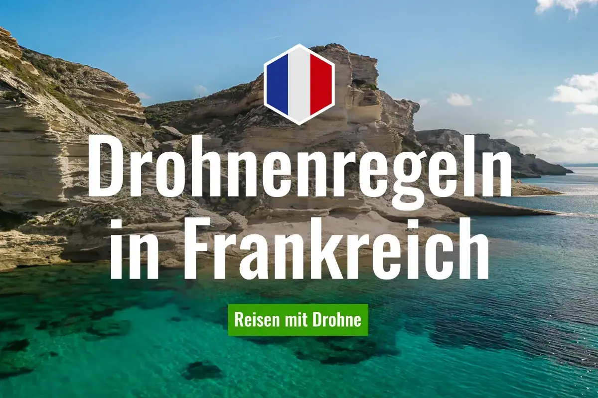 Felsige Küste am Meer mit dem Text 
