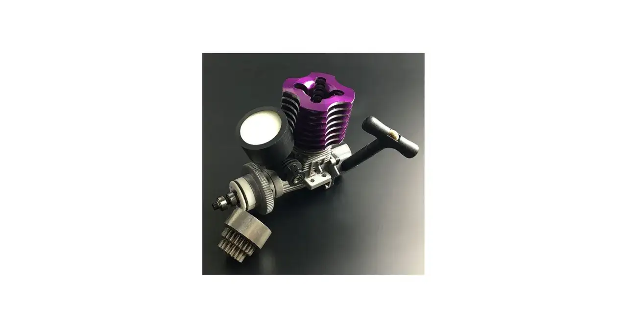 Kleiner, lila Motor mit Anlasser, bereit für ein Nitromethan Auto.