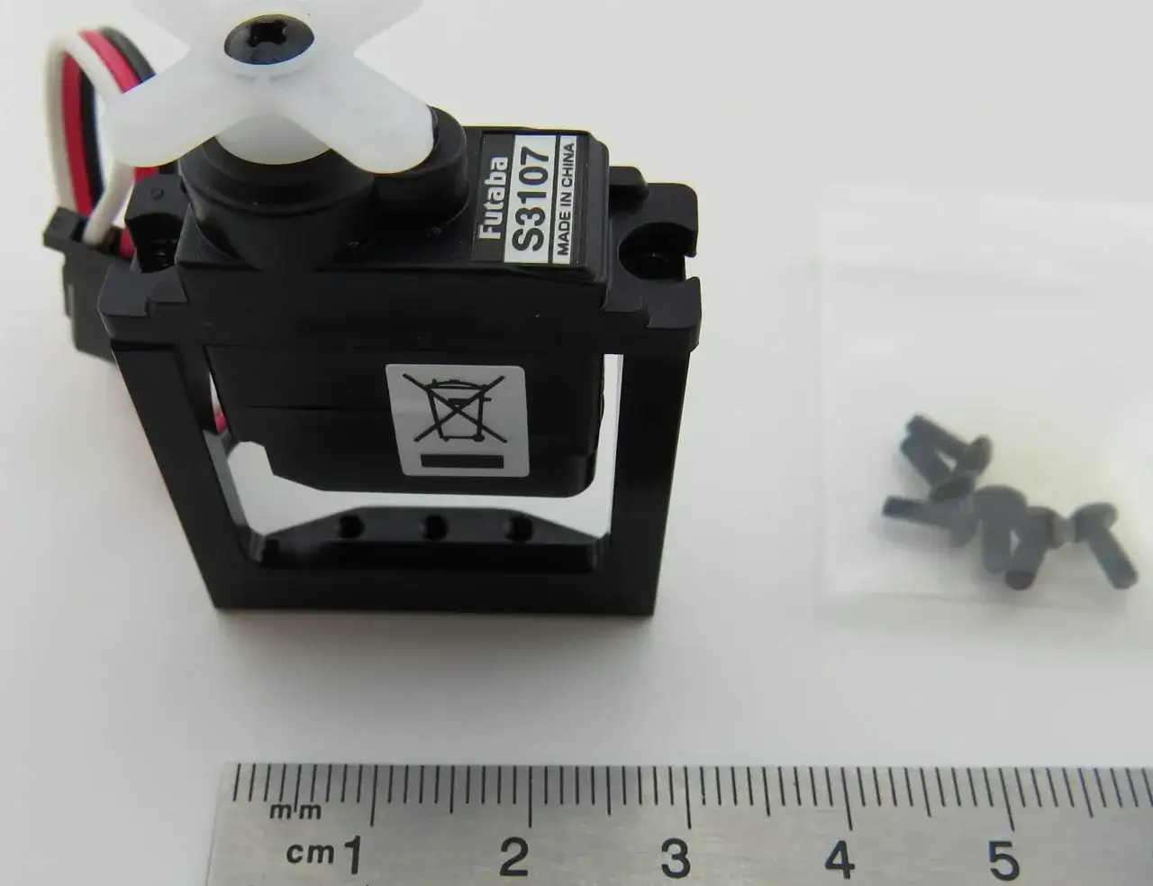 Schwarze servohalterung f&uuml;r Futaba S3107 Servo, mit Schrauben und Lineal.