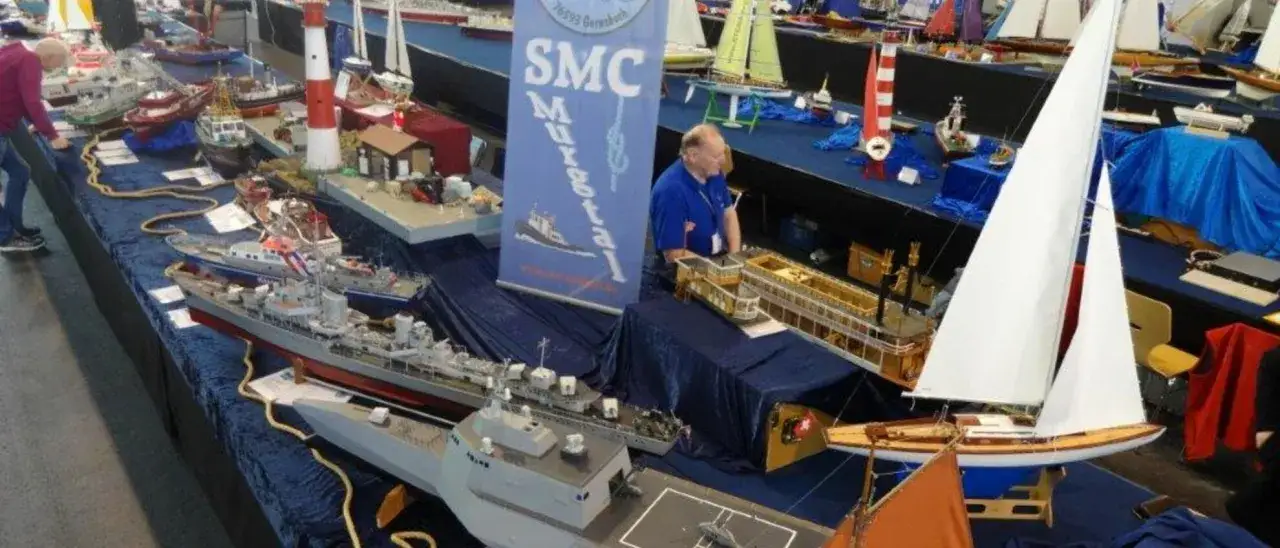 Modellbaumesse Friedrichshafen: detailreiche Schiffsmodelle, von Kriegsschiffen bis zu Segelyachten, begeistern Besucher.
