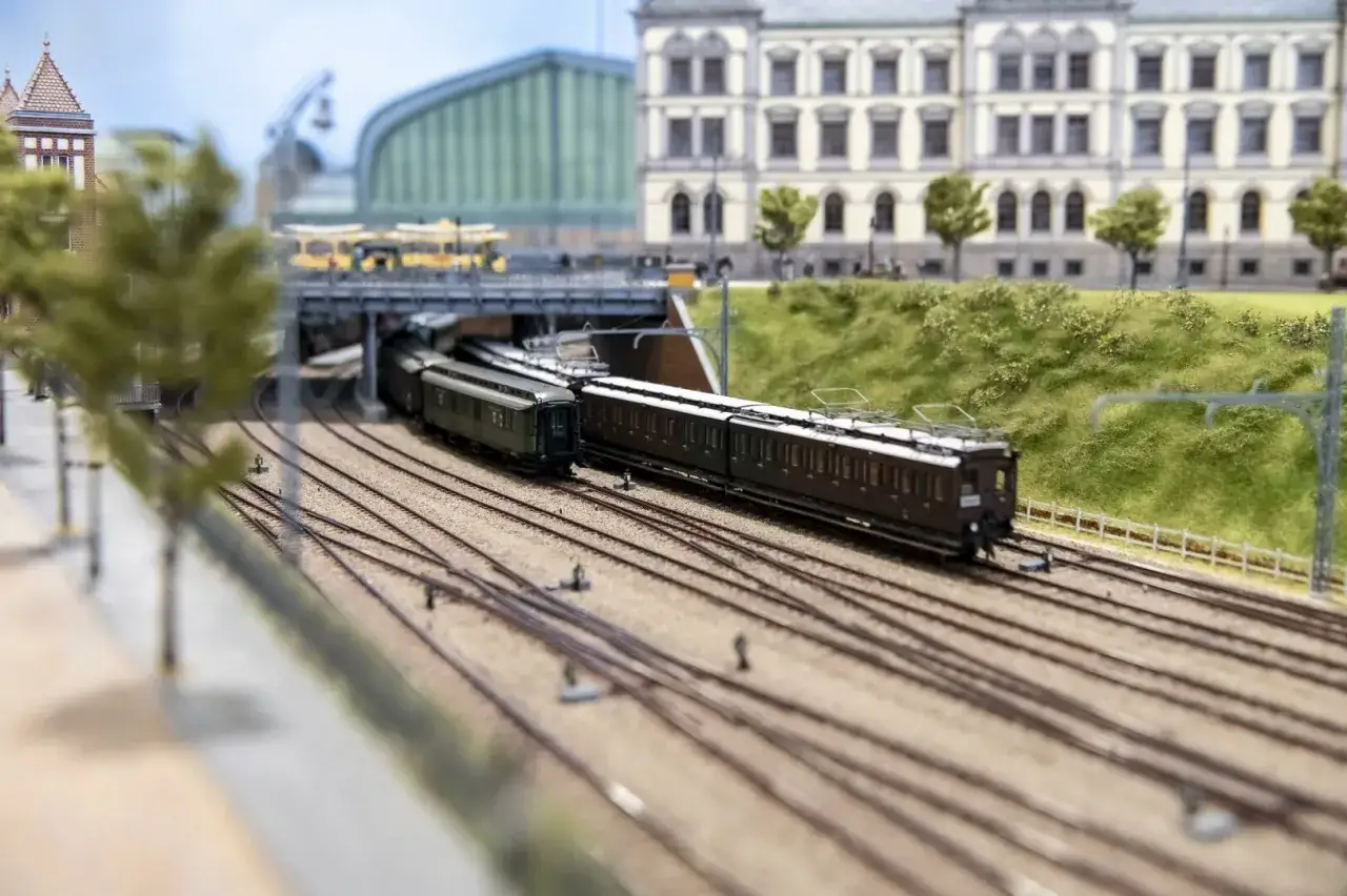 Detailreiche Modelleisenbahnanlage auf der Modellbaumesse Dortmund mit Zügen, Gleisen und Gebäuden.