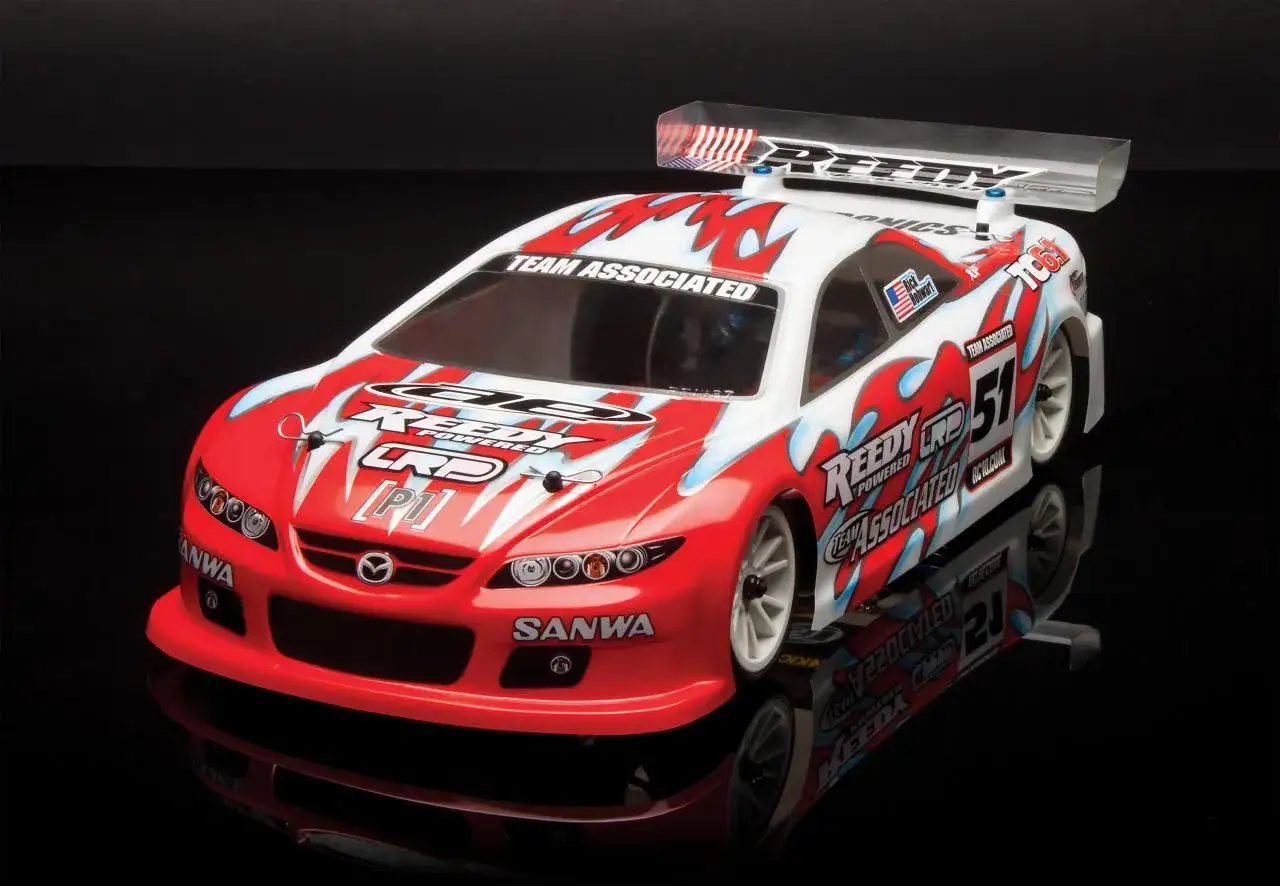 Rotes RC-Auto mit Flammen-Design und der Nummer 51. Auf dem Heckflügel steht