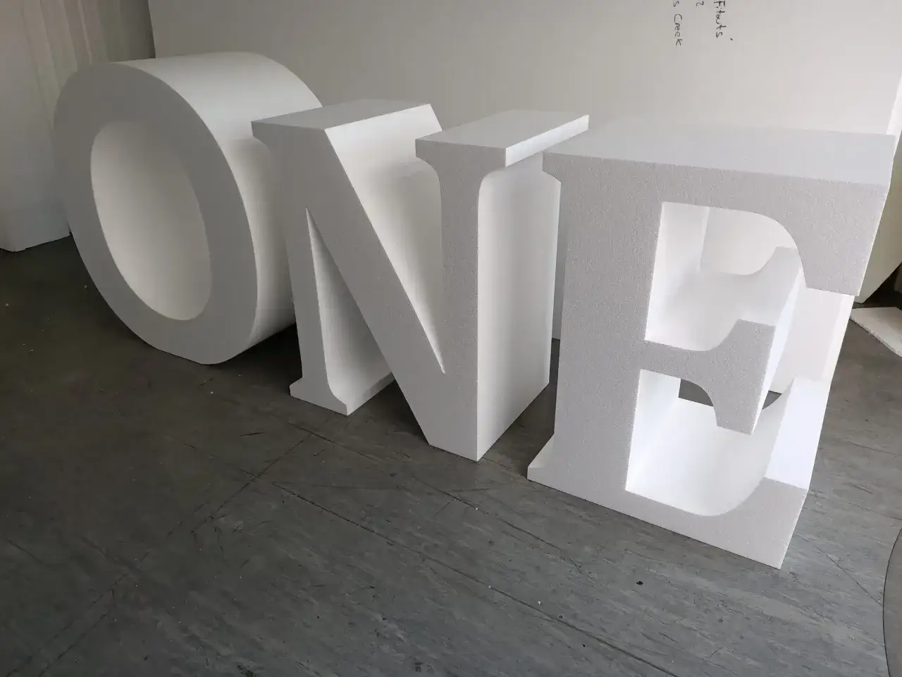 Große, weiße Buchstaben aus Styroporplatten bilden das Wort