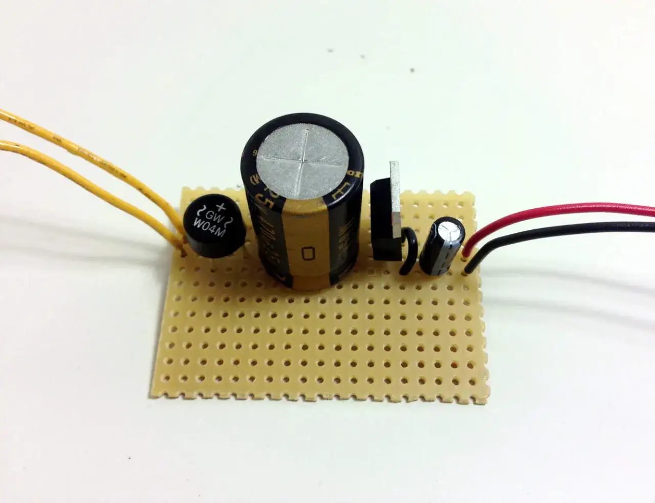 Elektronik-Schaltkreis mit Kondensatoren und Kabeln, bereit für 12V 5A.