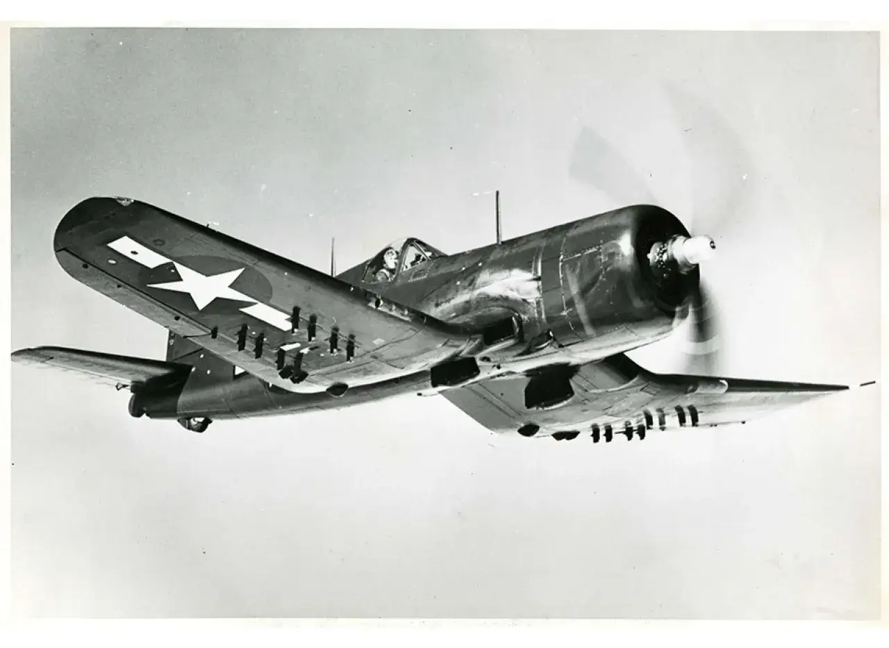 Ein F4U-4 Corsair-Jäger fliegt im Flug, seine Propeller drehen sich.