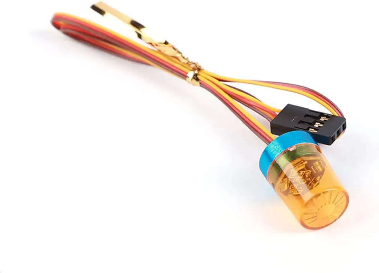 Ein gelbes LED-Licht mit Kabeln und Stecker, bereit für den Einsatz in einem Modellbauprojekt.