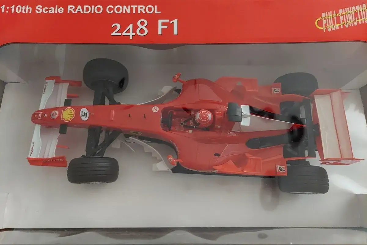 Das teuerste RC Auto der Welt: ein roter Ferrari 248 F1 im Maßstab 1:10, bereit für die Rennstrecke.