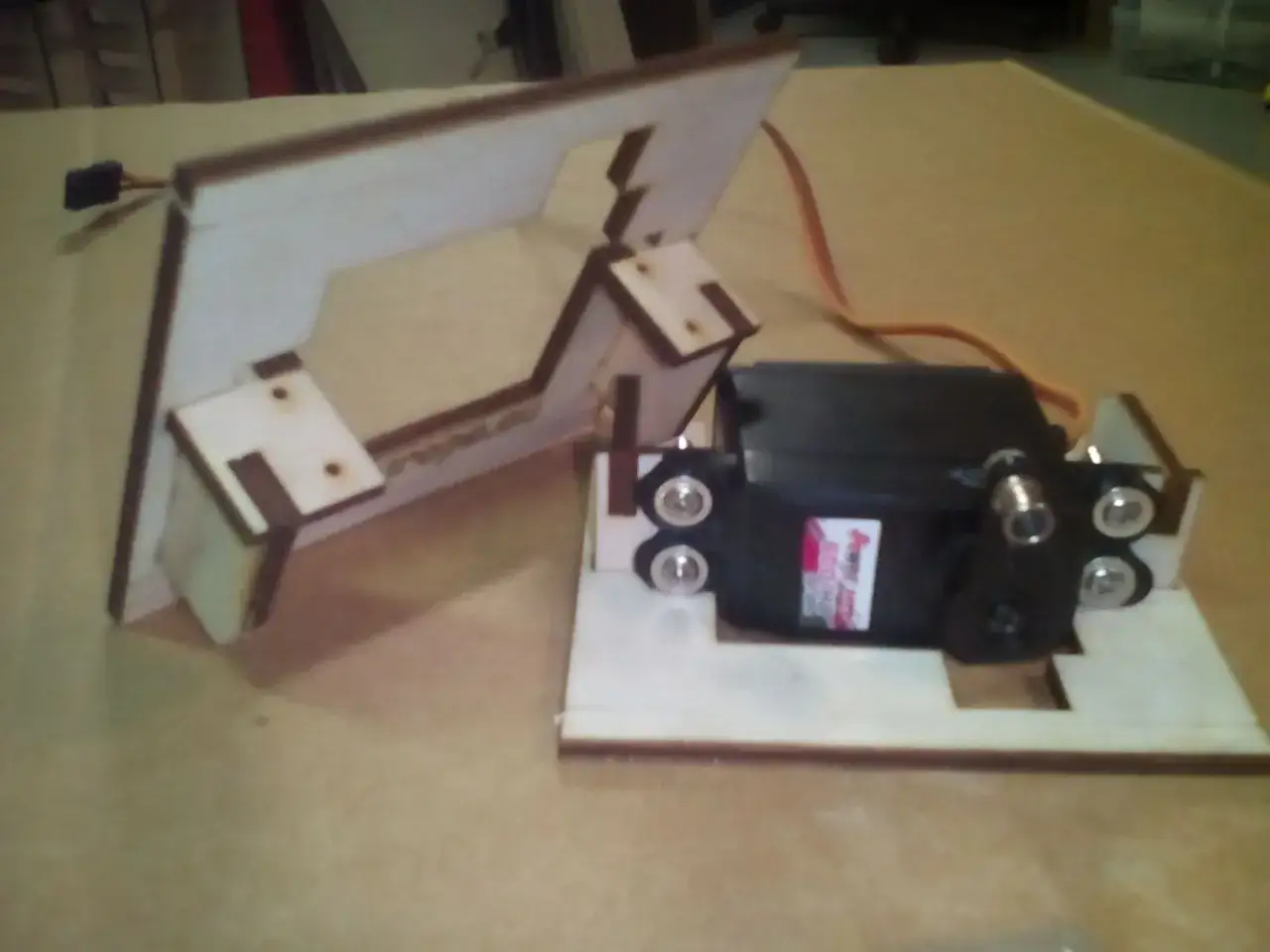 Holzkonstruktion mit einem dymond servo, bereit für ein Projekt.