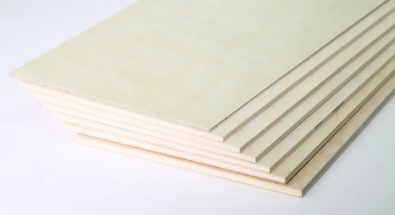 Stapel von dünnen Platten aus hellem Birkensperrholz liegen übereinander.