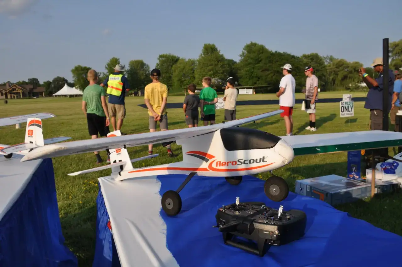 Modellflugzeuge warten auf den Start bei einem Air Racing Event.