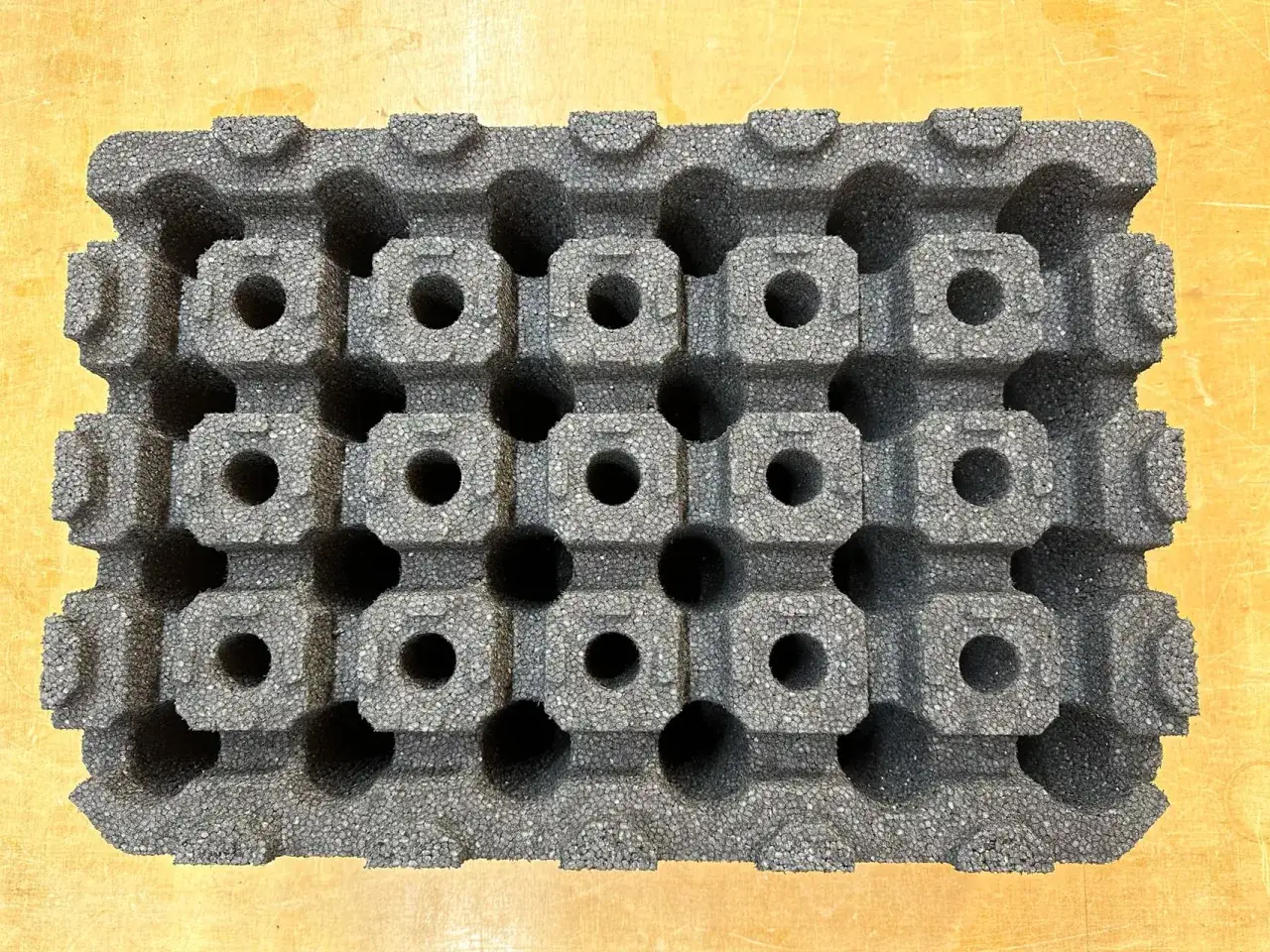 Graues epp kunststoff-Material mit vielen kleinen Hohlräumen, das wie eine Eierpappe aussieht.