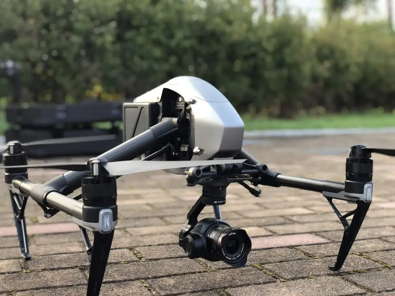 Professionelle Drohne mit Kamera, bereit für den Flug. Beachten Sie die Regeln, um eine Drohne ohne Registrierung fliegen zu dürfen.