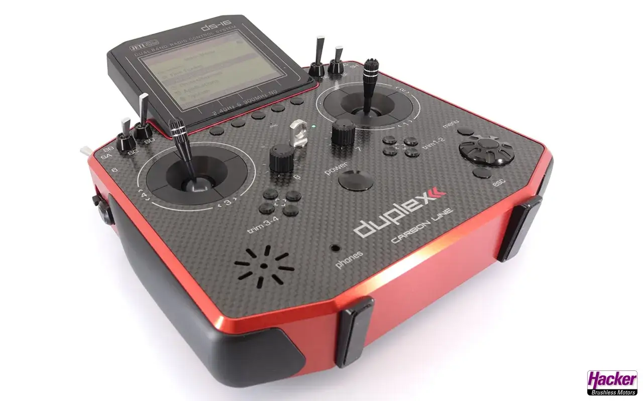 Jeti DS-16 V2 Fernsteuerung mit Carbon-Oberfläche und rotem Gehäuse, bereit für präzise Modellflugkontrolle.