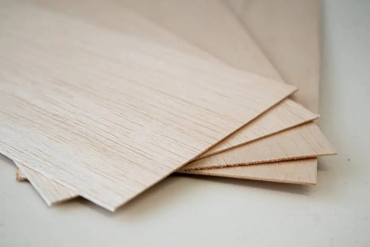 Mehrere dünne Platten balsaholz 2mm liegen übereinander, bereit für Modellbauprojekte.