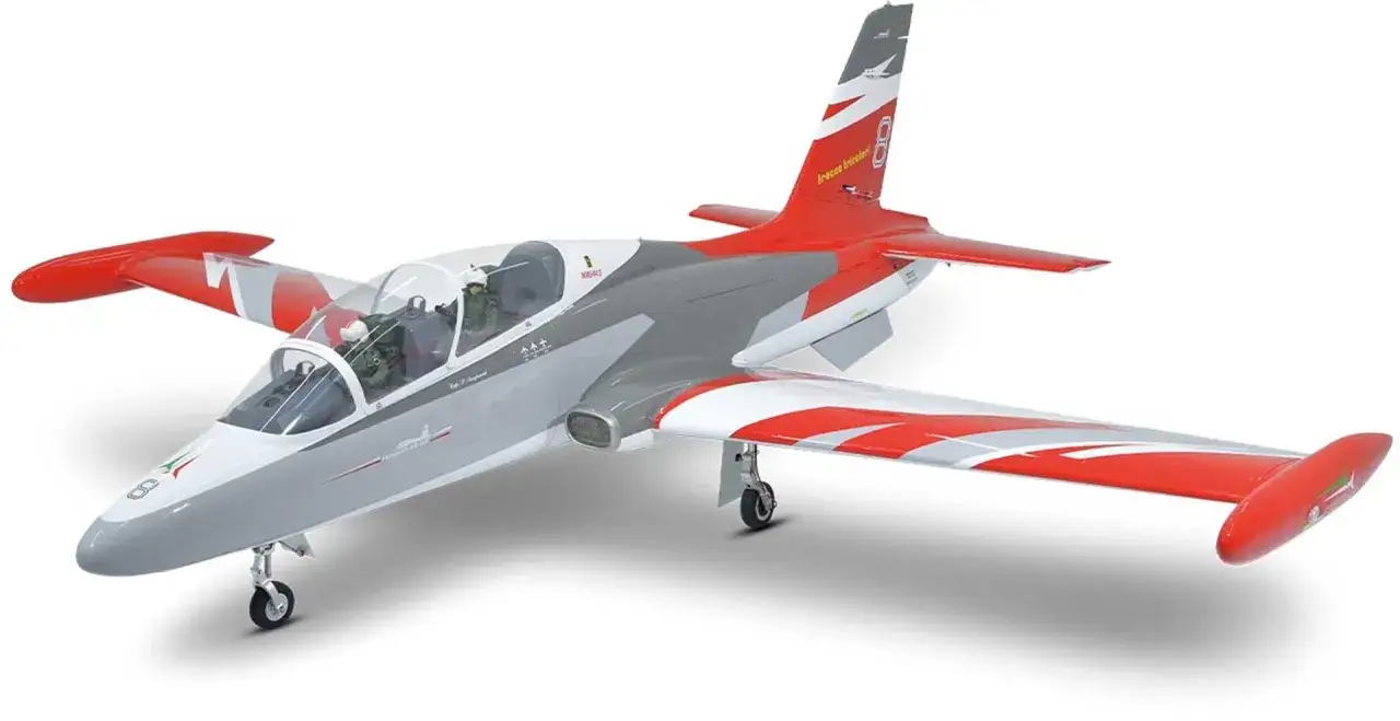 Ein detailgetreues Phoenix Model eines roten und grauen Jet-Flugzeugs mit weißen Akzenten, bereit zum Abheben.