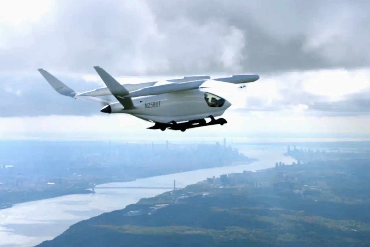 Ein futuristisches Elektroflugzeug fliegt über einer Stadt.