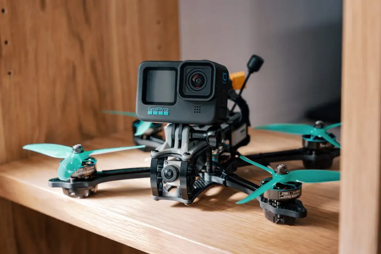 Eine FPV Drohne mit GoPro-Kamera, bereit für rasante Flugmanöver.