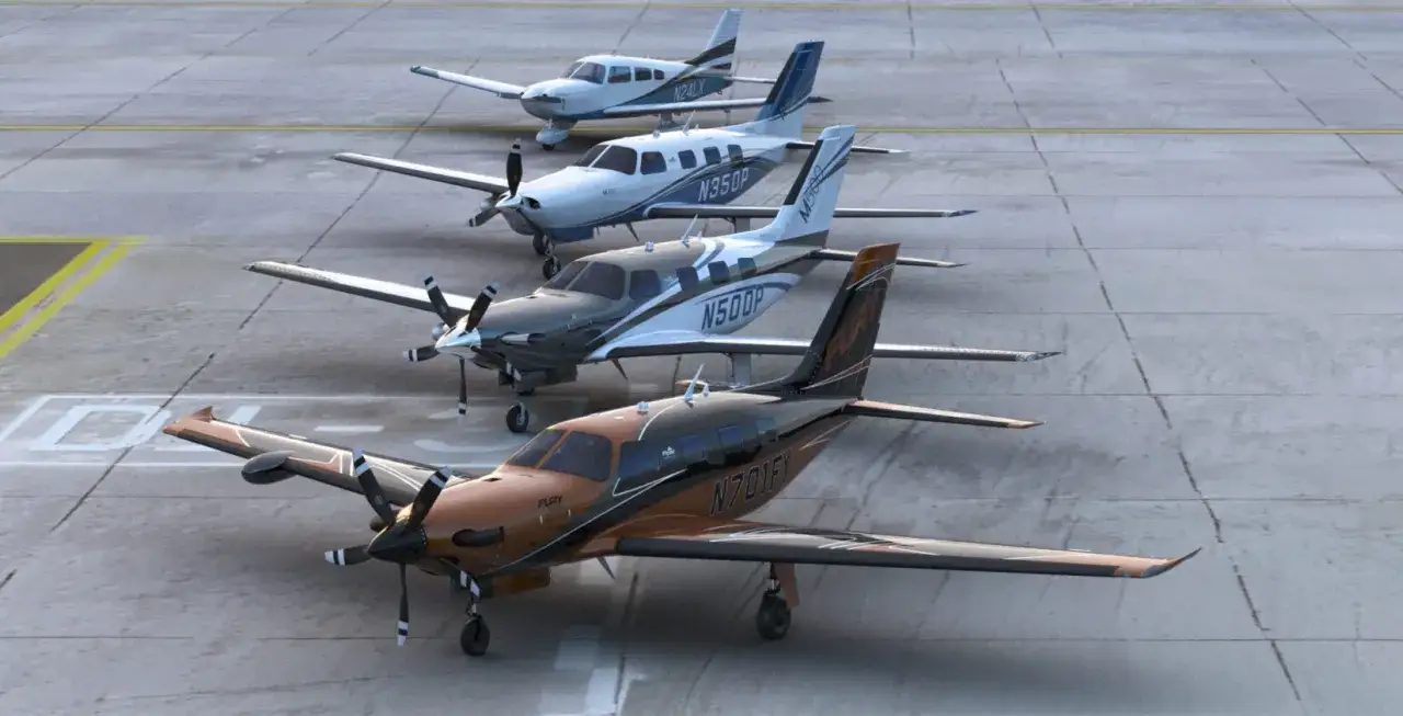 Vier Piper PA Flugzeuge stehen nebeneinander auf dem Rollfeld.
