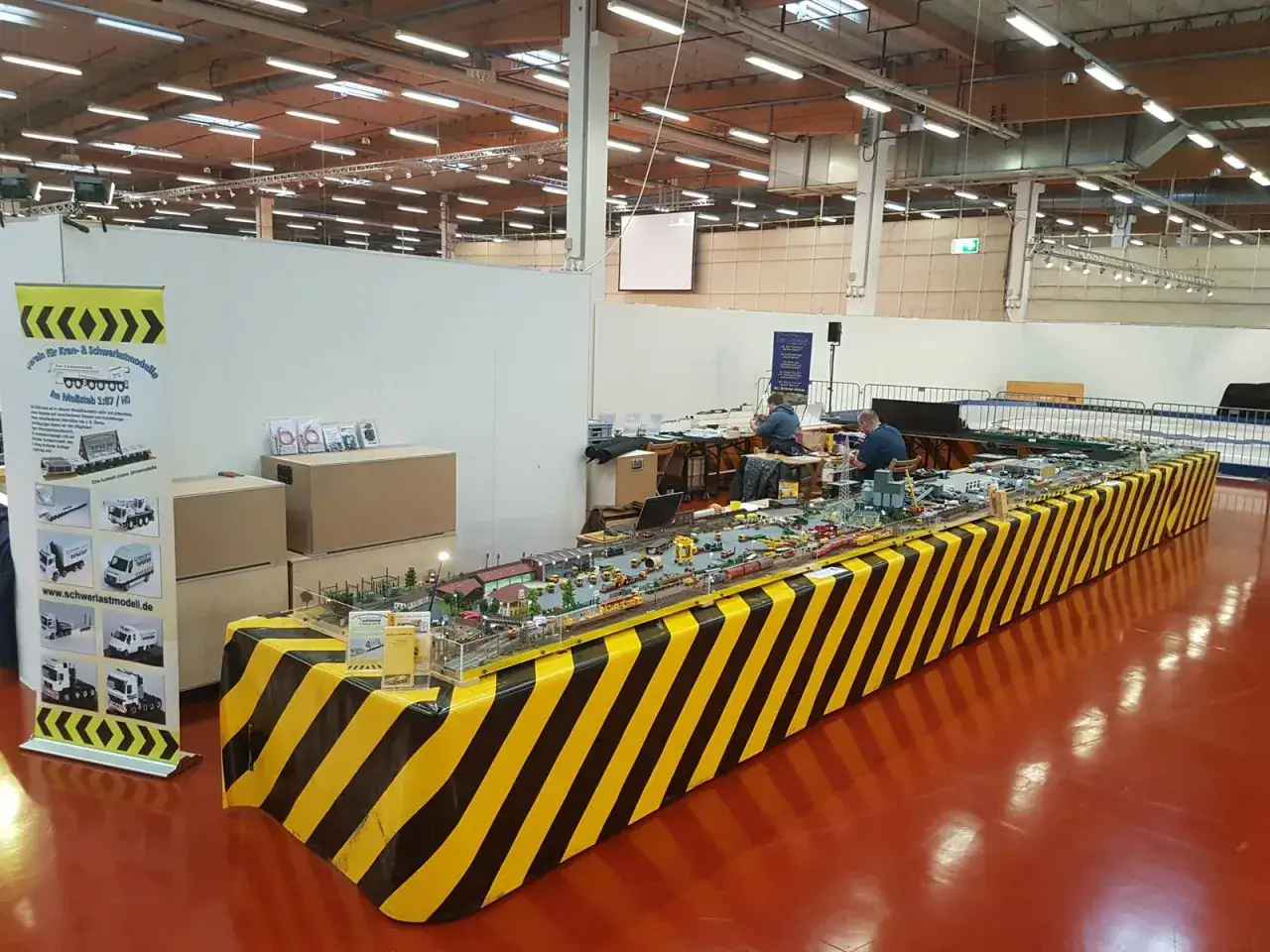 Große Modellbahnanlage mit LKW-Modellen im Maßstab 1:87, präsentiert bei den Lipper Modellbautagen.