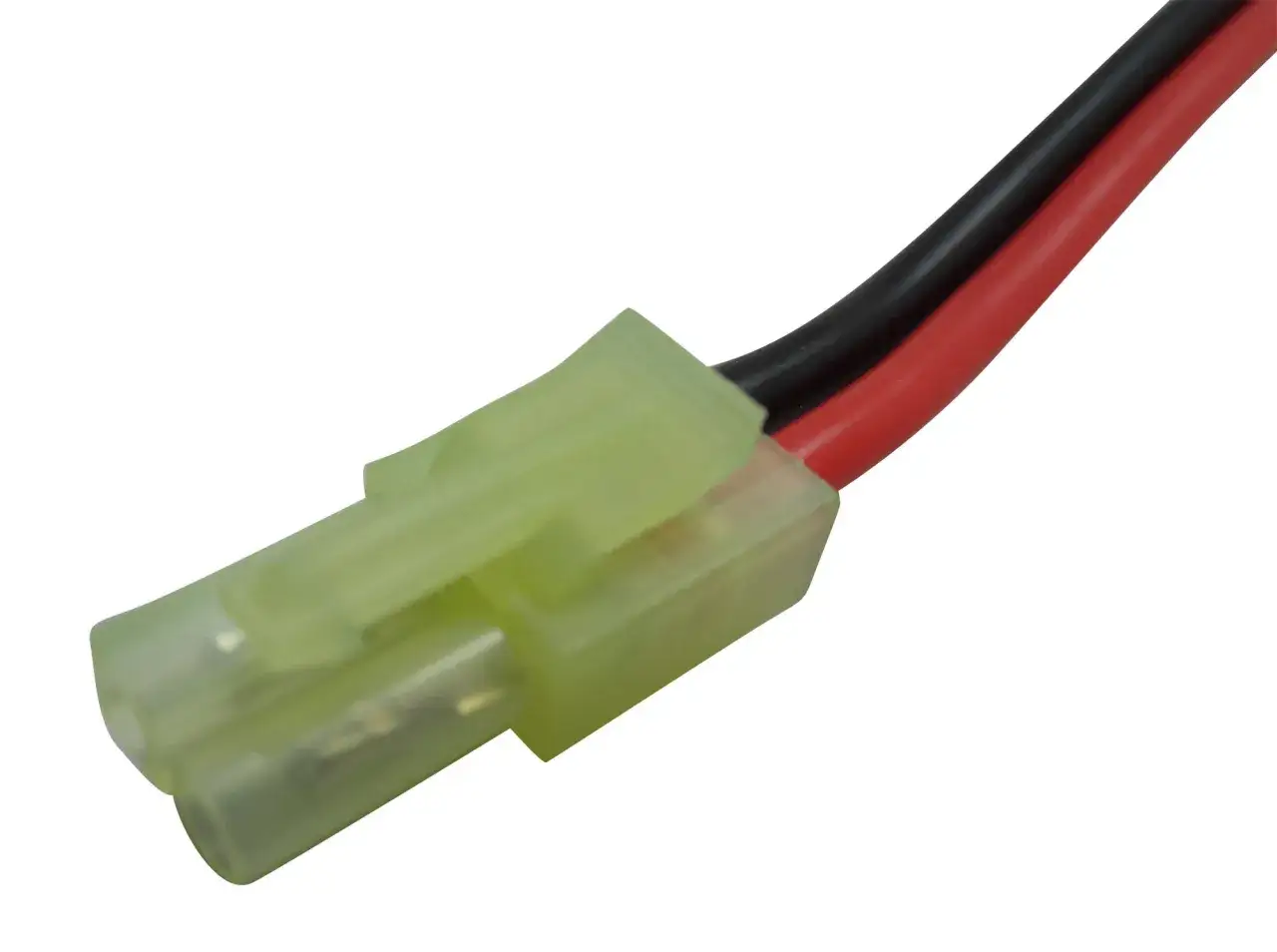 Ein gelber mini Tamiya Stecker mit roten und schwarzen Kabeln, bereit für den Anschluss.