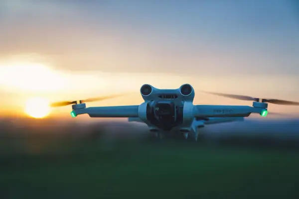 Eine Drohne fliegt im Abendlicht über ein Feld in Spanien.